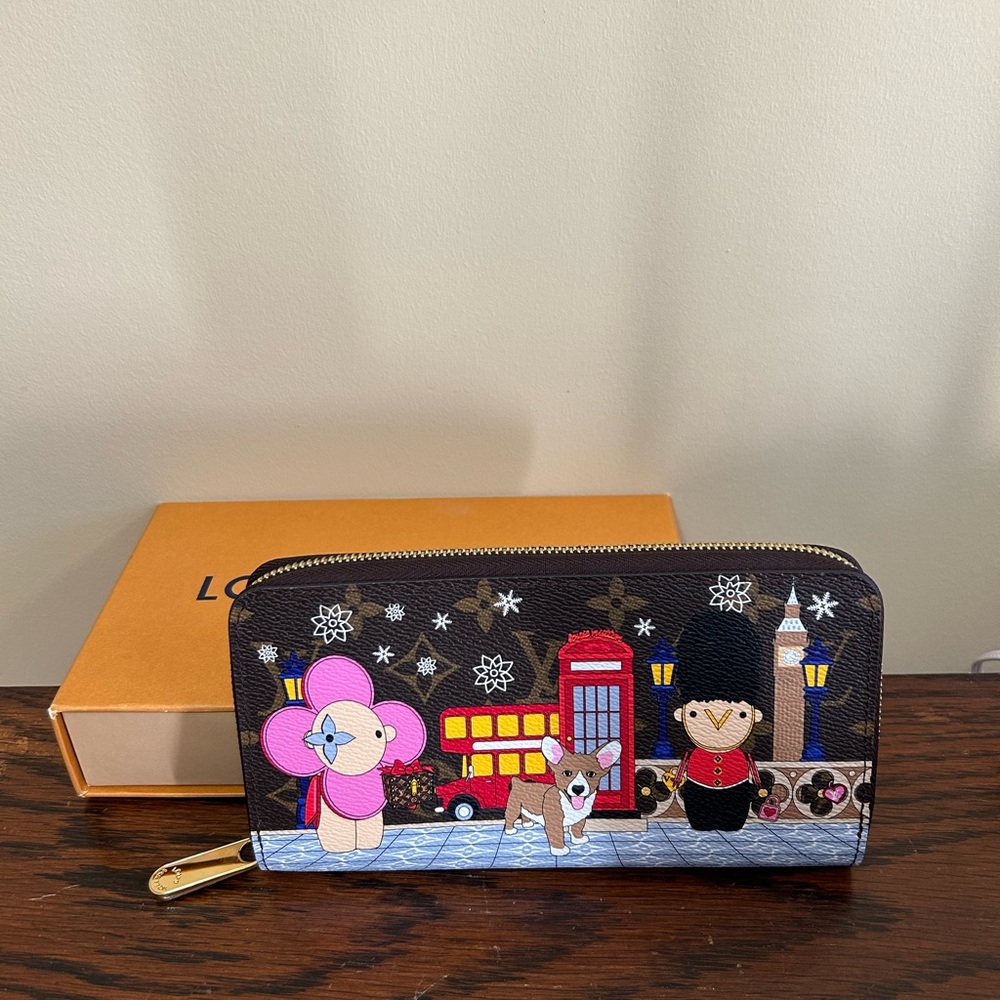 Louis Vuitton 2021 Christmas Animation London Zippy wallet. - Picture 9 of 15